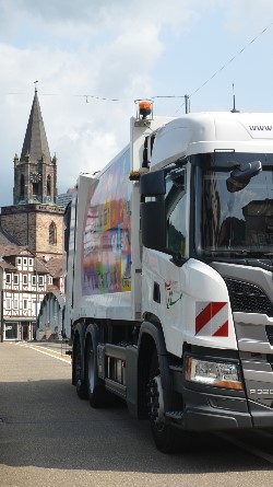 LKW auf Fuldabrücke in Rotenburg